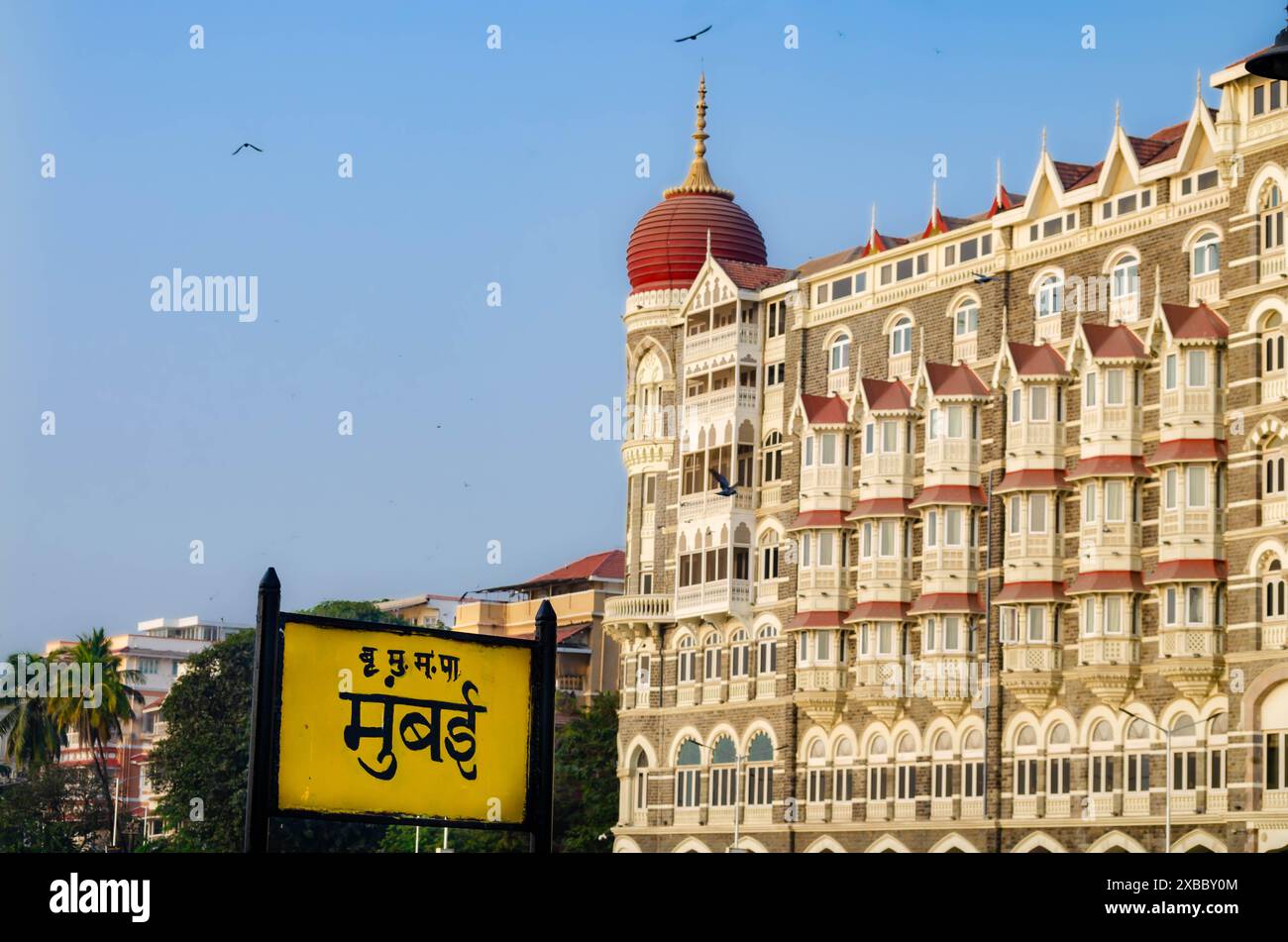 Mumbai Schild zusammen mit dem Taj Mahal Palace Hotel in Colaba, Mumbai, Maharashtra, Indien, Asien Stockfoto