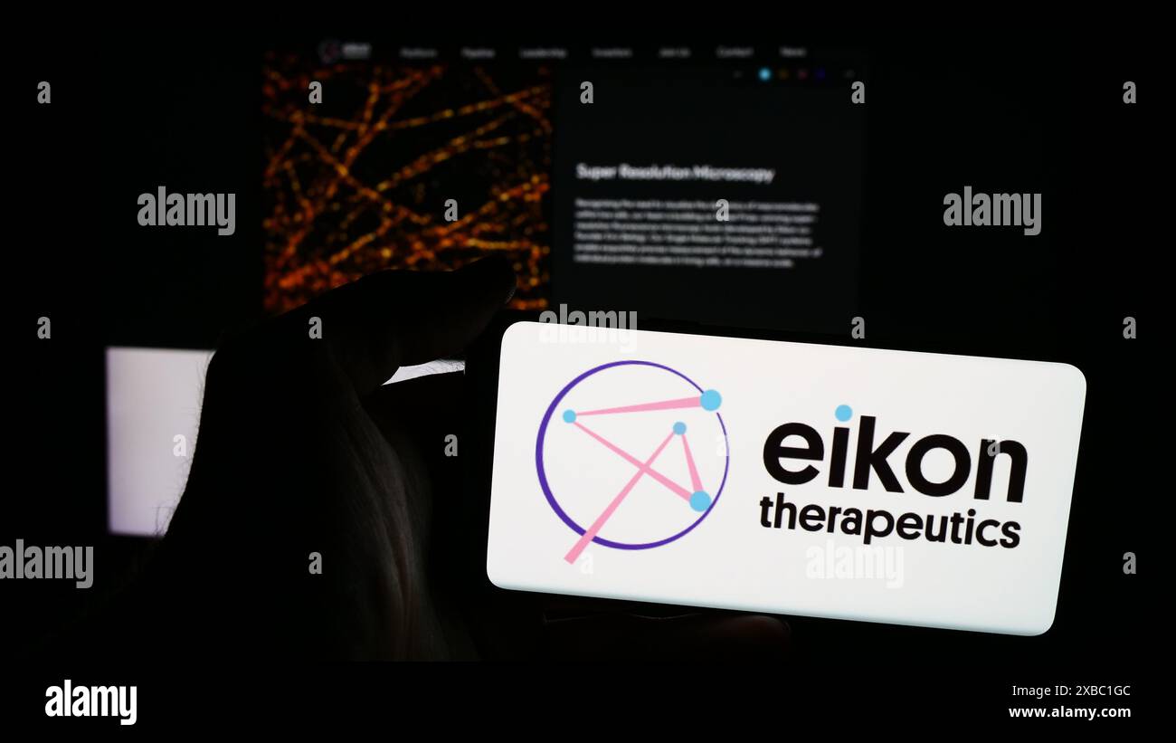 Person, die ein Mobiltelefon mit dem Logo des amerikanischen Biotechnologie-Unternehmens Eikon Therapeutics vor der Business-Webseite hält. Schwerpunkt auf dem Display des Telefons. Stockfoto