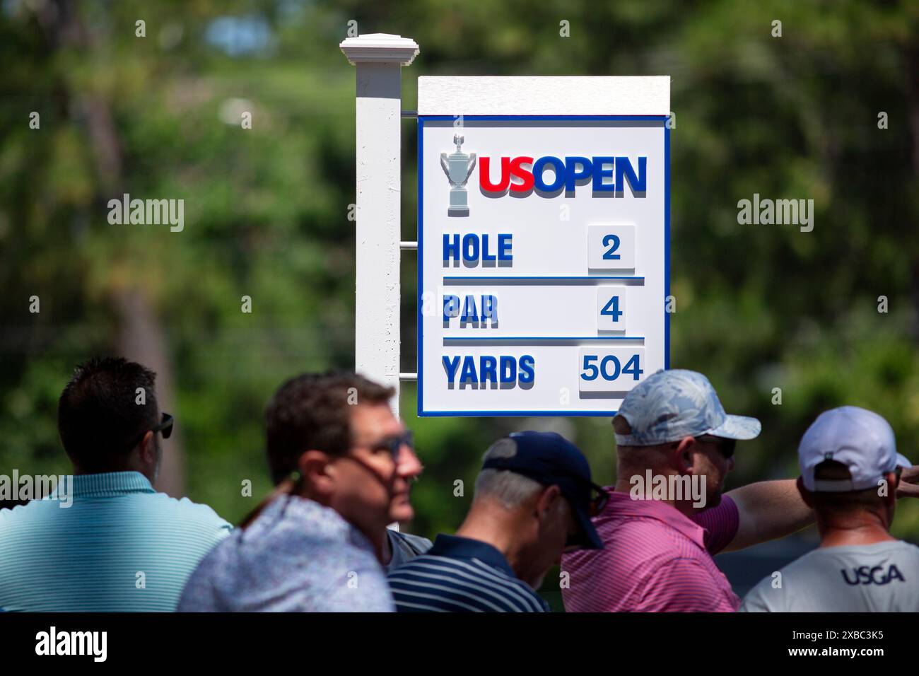 Dorf Pinehurst, Vereinigte Staaten. Juni 2024. Am Dienstag, den 11. Juni 2024, ist die Beschilderung für Hole 2 während des Trainings vor der 124. US Open Championship im Pinehurst Resort & C.C. (Kurs Nr. 2) in Pinehurst, NC, zu sehen. Foto: Veasey Conway/UPI Credit: UPI/Alamy Live News Stockfoto