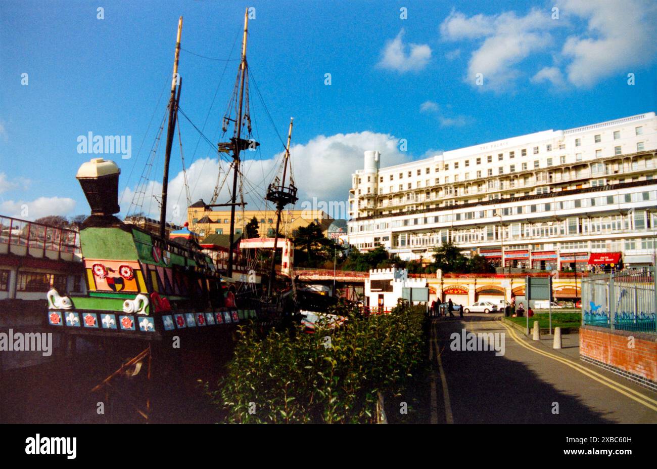 Vintage-Nachbildung der Golden Hind Galeone aus den 1990er Jahren auf Peter Pan's Playground, dem Palace Hotel oberhalb der Southend Pier Arches Cafés, unter dem Deck des Southend Pier, Southend on Sea, Essex, Großbritannien. Die neue Attraktion wurde 1949 eröffnet und war eine Nachbildung des Segelschiffs Golden Hind, das Sir Frances Drake für die Weltumsegelung benutzte. Die Nachbildung beherbergte eine Wachsfigurenausstellung, und Besucher konnten das Innere des Schiffes erkunden. Das Gebäude war bis 1997 unreparabel beschädigt und wurde für die Öffentlichkeit geschlossen und schließlich verschrottet. Stockfoto