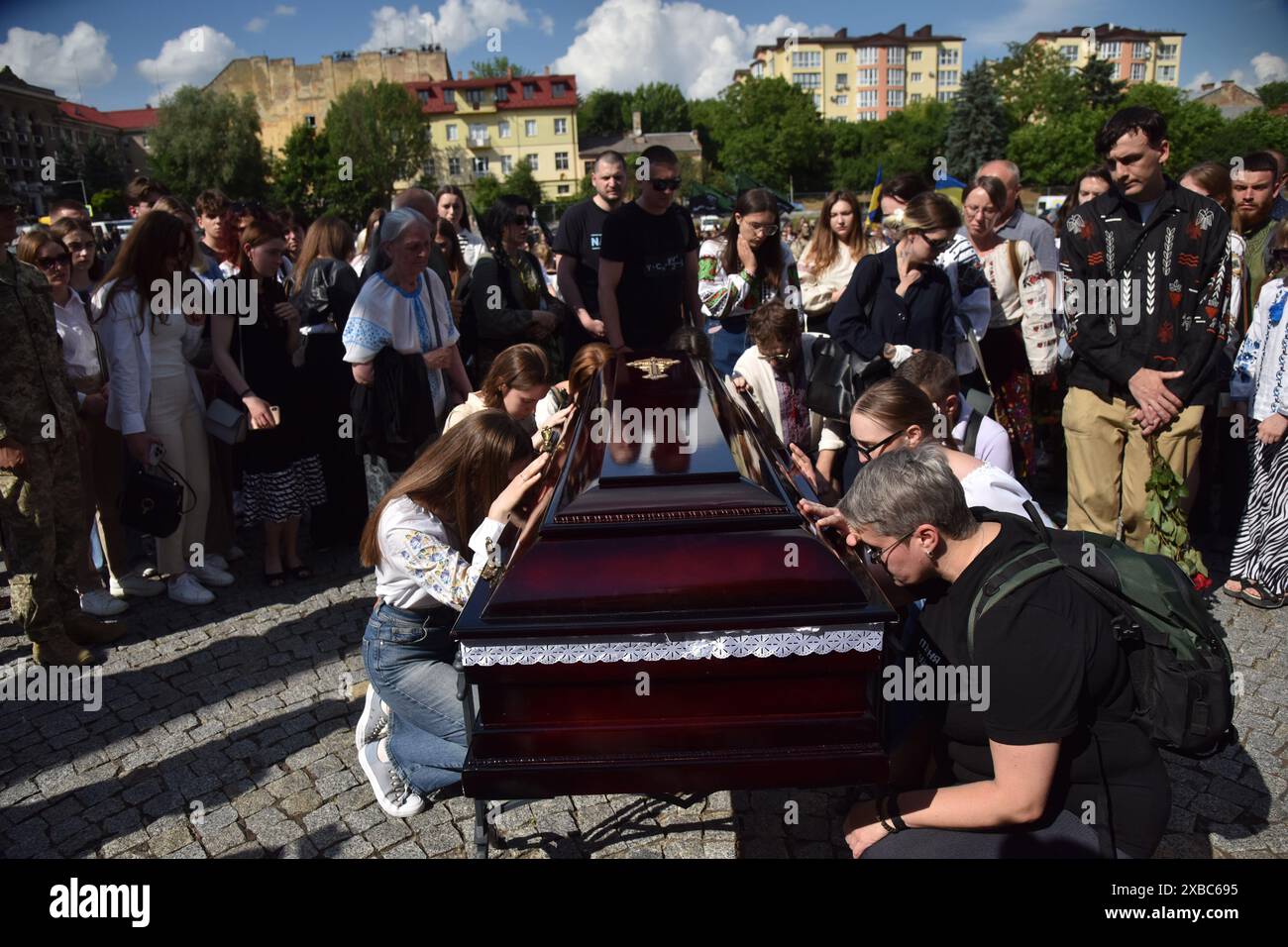 Die Leute verabschieden sich vom Kampf gegen Sanitäter Iryna Tsybukh auf dem Lytschakiv Friedhof. Iryna Tsybukh wurde am Juni 1998 in Lwiw, Ukraine, geboren. Sie war auch eine ukrainische Persönlichkeit, Journalistin, Abteilungsleiterin der Direktion für Regionalausstrahlung der Nationalen öffentlichen Fernseh- und Rundfunkgesellschaft der Ukraine, Rettungssanitäterin des medizinischen Bataillons „Hospitaliers“. Während der Invasion Russlands in die Ukraine schloss sie sich dem freiwilligen medizinischen Bataillon „Hospitaliers“ an, wo sie die Position des Senior der 5. Crew übernahm. Am 29. Mai 2024 wurde sie während der Rotation in der Charkiw di getötet Stockfoto