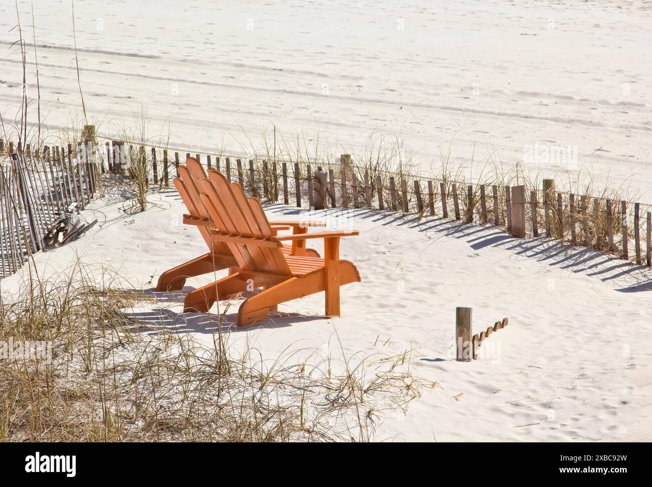 Leeres Paar Adirondack Liegen am Strand in Panama City, Florida Stockfoto