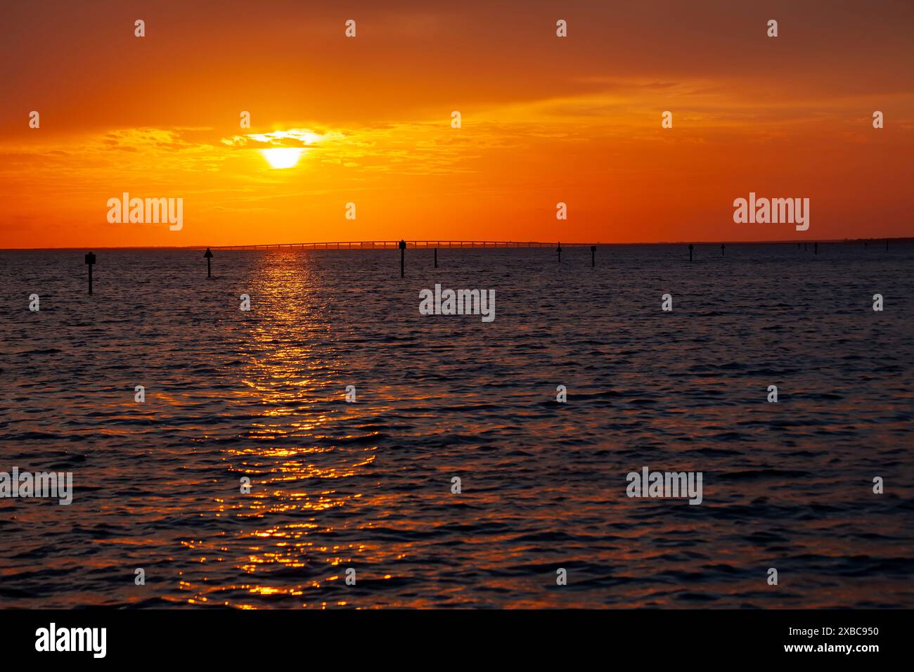 Sonnenuntergang über dem Golf von Mexiko auf dem Florida Panhandle. Stockfoto