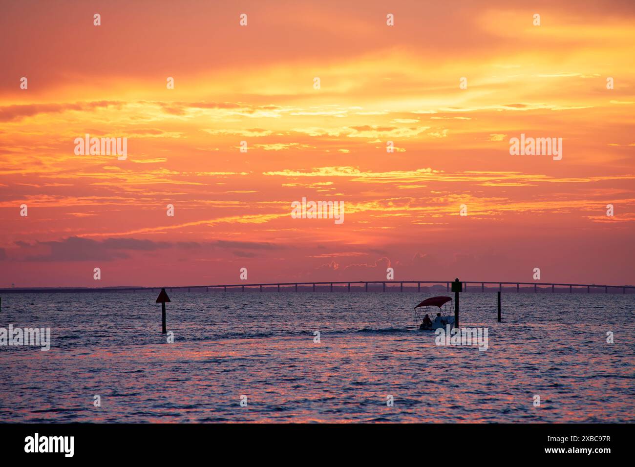 Sonnenuntergang über einer Brücke in Panama City, Florida Panhandle und Golf von Mexiko Stockfoto