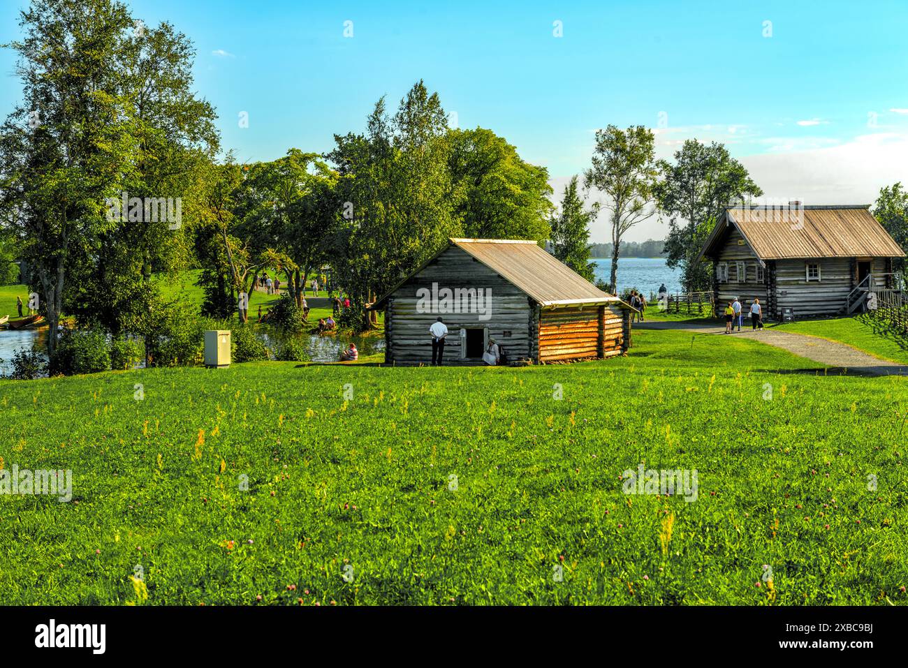 Landschaft auf der Insel Kizhi mit den Gebäuden der Mühle und einem Wohngebäude Stockfoto