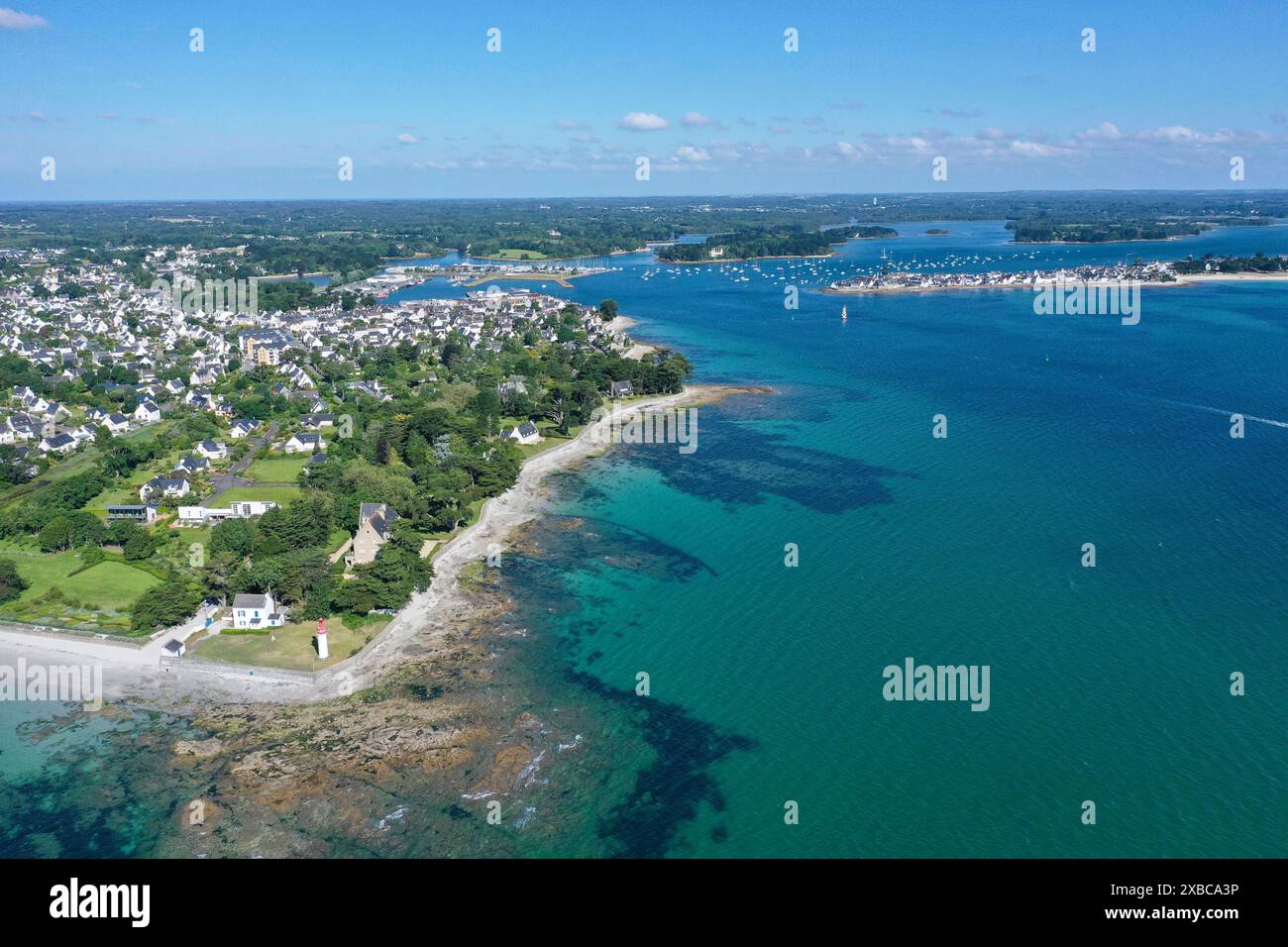 Luftbild Küste von Loctudy mit Villen und Leuchturm Phare de Langoz, hinten Ile-Tudy, Departement Finistere Penn AR Bed, Region Bretagne Breizh, Frankreich *** Luftbild der Küste von Loctudy mit Villen und Leuchtturm Phare de Langoz, hinter Ile Tudy, Departement Finistere Penn AR Bed, Region Bretagne Breizh, Frankreich Stockfoto