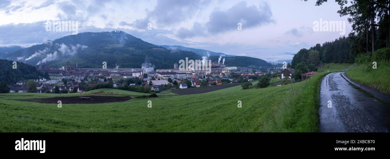 Voestalpine Stahlwerk im Stadtteil Donawitz, bekannt für die erste Anwendung des Linz-Donawitz-Verfahrens für die Stahlproduktion, Panoramafoto Stockfoto