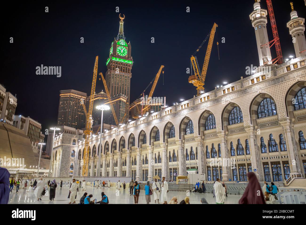 Mekka, Saudi-Arabien - 27. Mai 2024: Blick auf den Mekka-Uhrenturm bei Nacht während der Hajj-Saison. Stockfoto