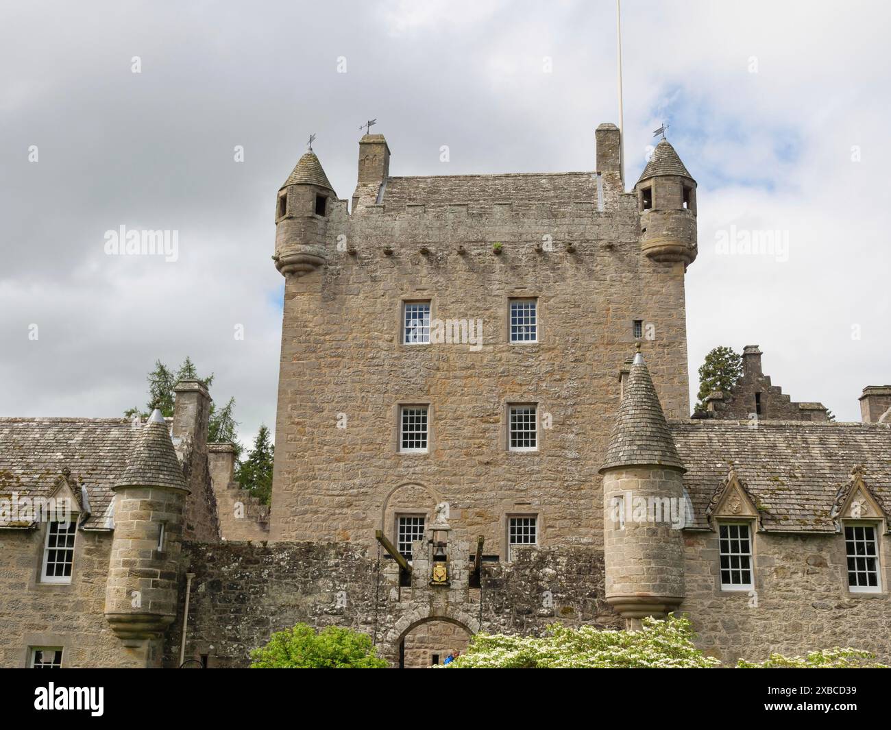 Eine historische Burg mit Türmen unter bewölktem Himmel, inverness, schottland, Großbritannien Stockfoto