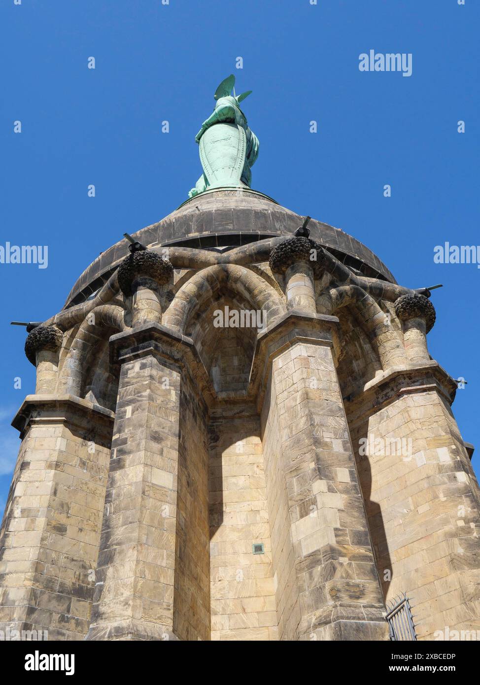 Nahaufnahme einer Steinstatue auf einem Turm vor einem klaren blauen Himmel, Detmold, Nordrhein-Westfalen, Deutschland Stockfoto