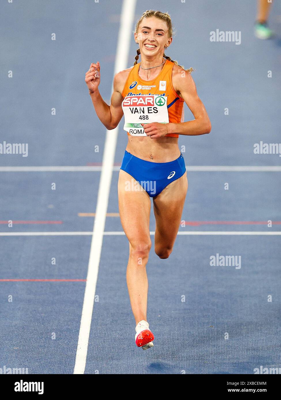 Rom, Italien. Juni 2024. ROM - Diane van es im Finale der 10.000 Meter für Frauen am fünften Tag der Leichtathletik-Europameisterschaft. ANP IRIS VAN DEN BROEK Credit: ANP/Alamy Live News Stockfoto