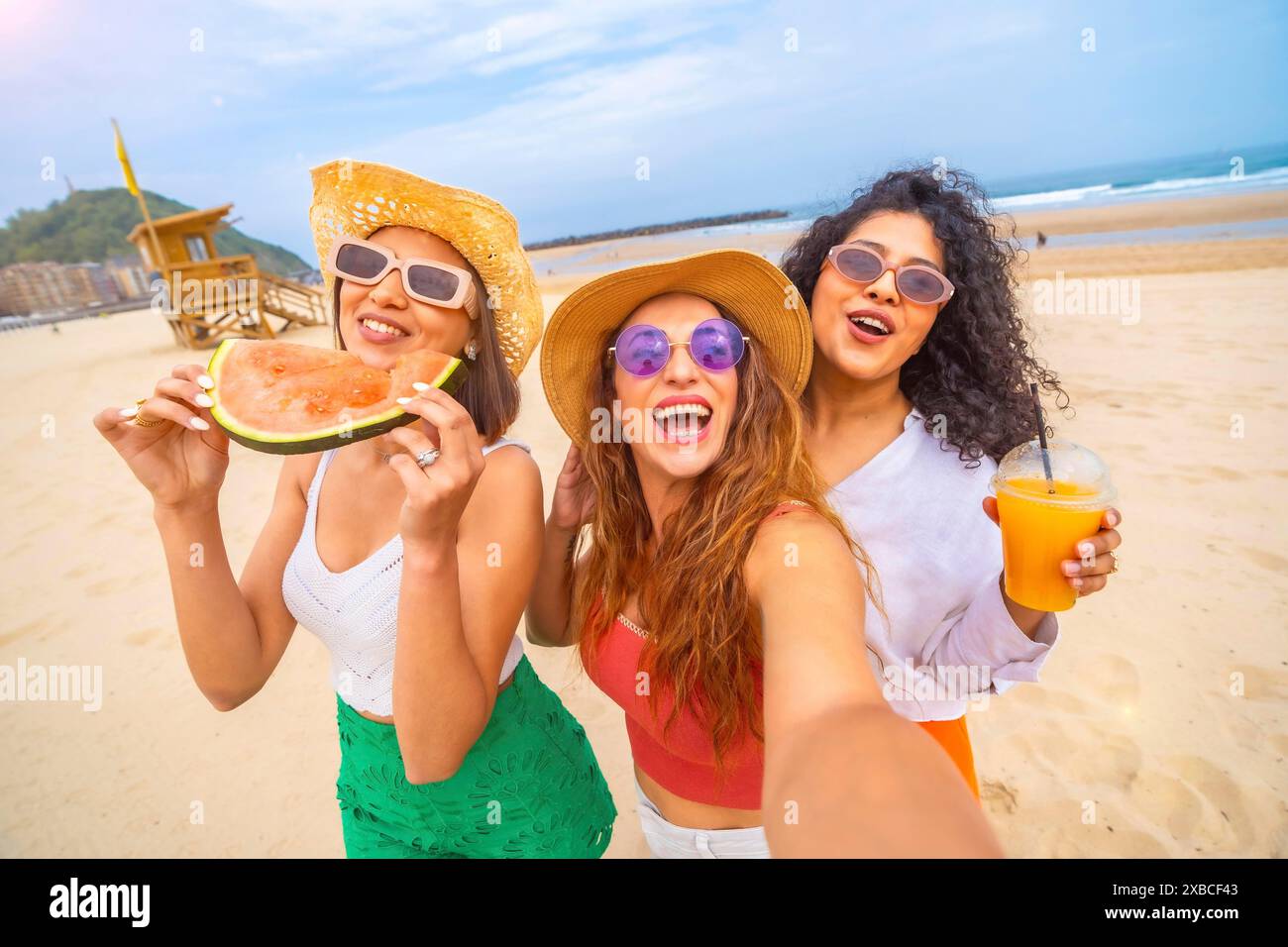 Selfie von multiethnischen Freundinnen, die den Sommer am Strand im Urlaub genießen, draußen lächeln und lachen Stockfoto