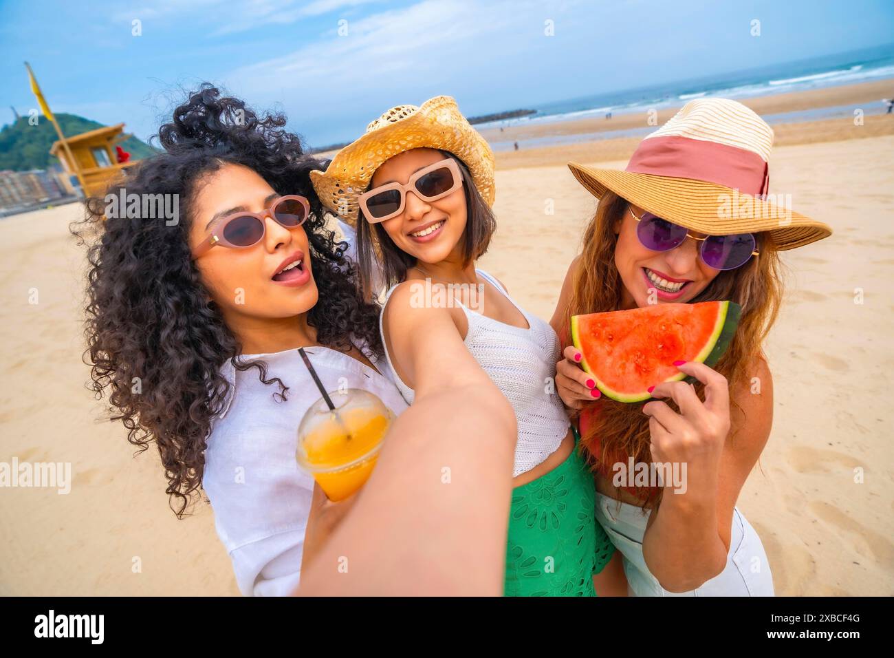 Multiethnische Freundinnen genießen Sommer am Strand im Urlaub, draußen lächeln und lachen Stockfoto