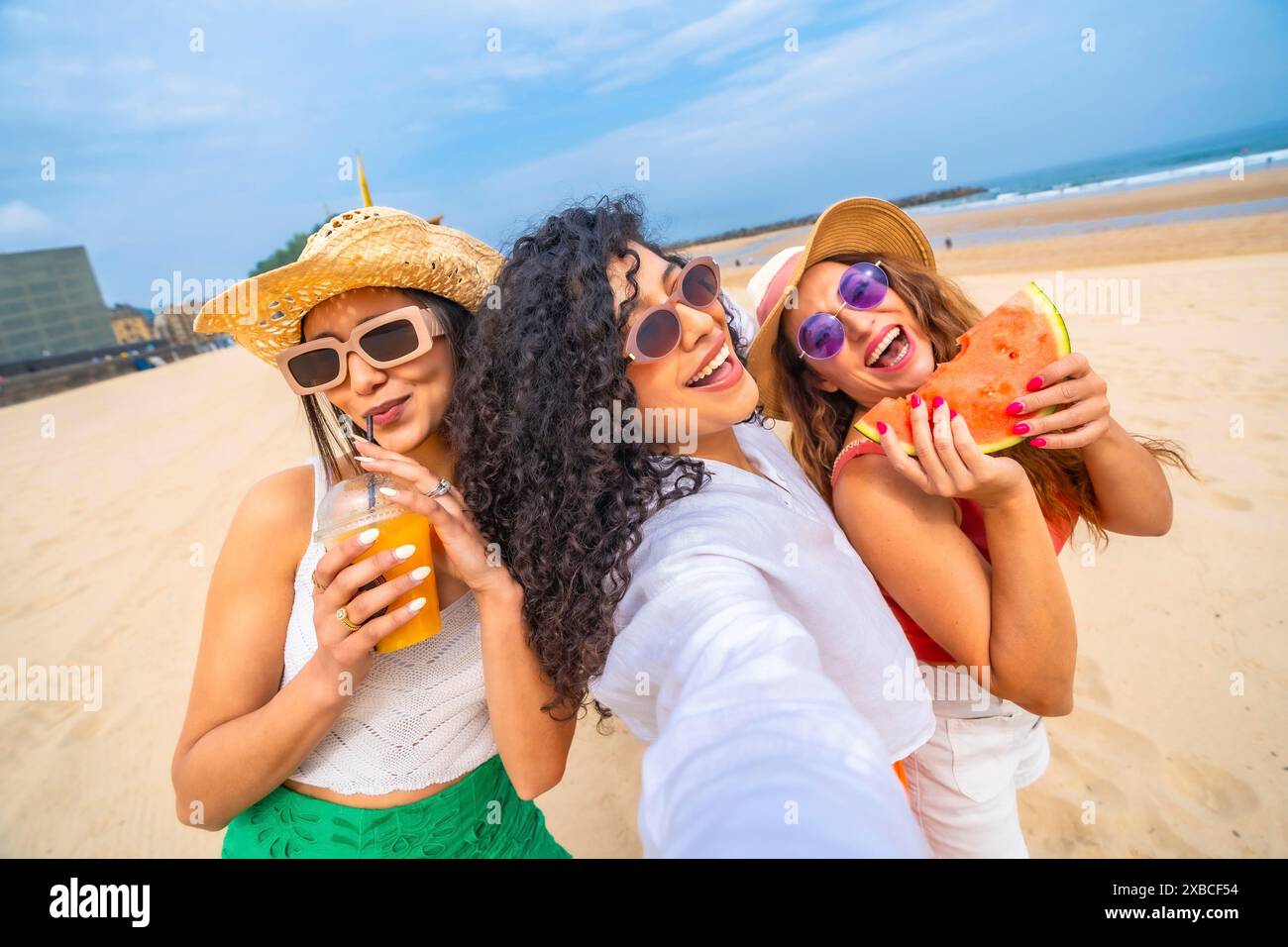 Selfie von multiethnischen Freundinnen, die den Sommer am Strand im Urlaub genießen, draußen lächeln und lachen Stockfoto