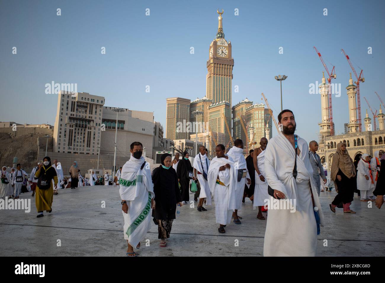 Mekka, Saudi-Arabien - 1. Juni 2024: Hajj und Umrah pilgern aus aller Welt in der Nähe von Masjidil Haram, der Großen Moschee in Mekka, mit einem Schlepptau Stockfoto