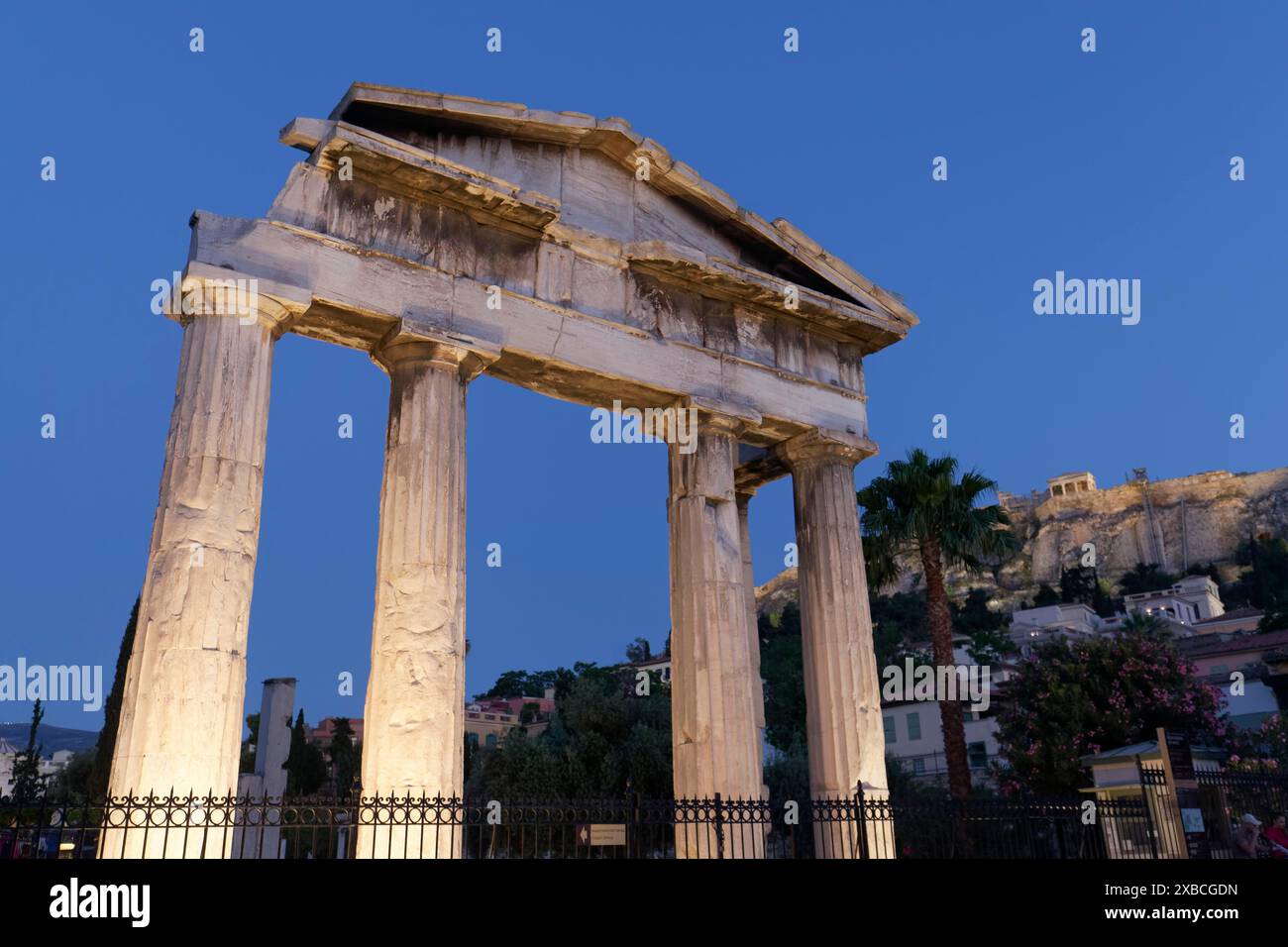 Tor von Athena Archegetes mit dorischen Säulen, blaue Stunde, römische Agora, Athen, Griechenland Stockfoto