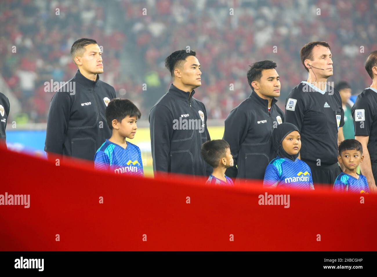 Jakarta, Indonesien, 11. Juni 2024 JAY NOAH IDZES, ERNANDO ARI SUTARYADI, ASNAWI MANGKUALAM BAHAR während der Nationalhymne vor Indonesien gegen die Philippinen 2026 Qualifikation für die FIFA-Weltmeisterschaft (AFC) und 2027 AFC-Qualifikation für den Asiencup im Stadion Utama Gelora Bung Karno am 11. Juni 2024 in Jakarta Indonesien, Indonesien, Indonesien, Credit Shaquille Fabri/Alamy Live News Stockfoto