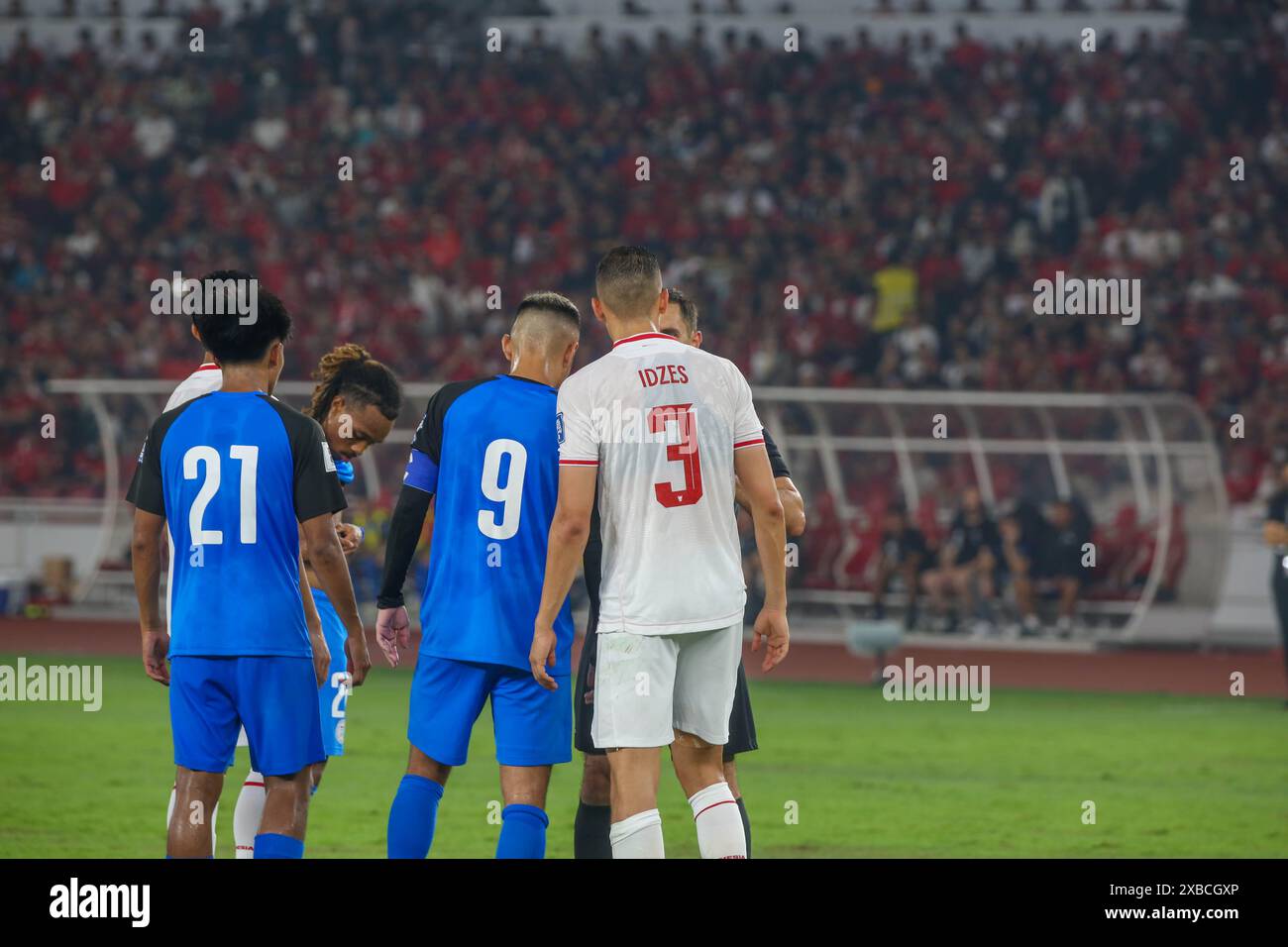 Jakarta, Indonesien, 11. Juni 2024 PATRICK REICHELT und JAY NOAH IDZES erörtern am 11. Juni 2024 mit Schiedsrichter RUSTAM LUTFULLIN (USBEKISTAN) während der Qualifikation Indonesien gegen die Philippinen zur FIFA-Weltmeisterschaft 2026 (AFC) und 2027 AFC-Qualifikation zum Asiencup im Stadion Utama Gelora Bung Karno in Jakarta Indonesien, Credit Shaquille Fabri/Alamy Live News Stockfoto