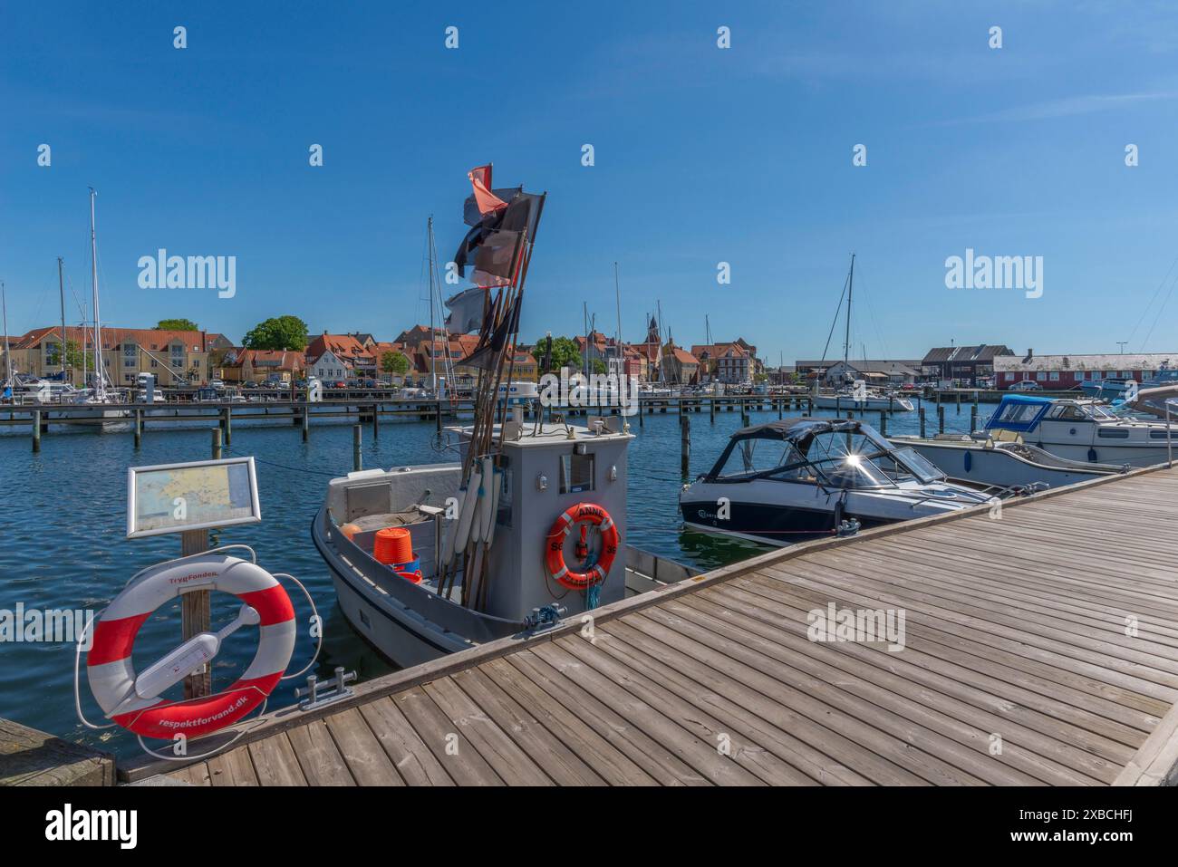 Blick auf die Stadt Faborg, Faaborg, Hafen mit Fischerbooten, Motorbooten und Segelyachten, Flaggen, Rettungsboot, Steg, Fyn, Insel Fünen, Südküste, Dänisch Stockfoto