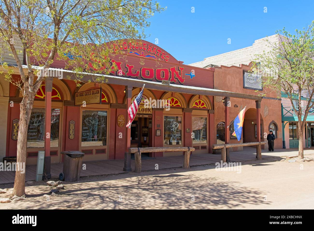 Big Nose Kates Saloon im Old West Style entlang der East Allen Street in der Innenstadt von Tombstone Arizona – April 2024 Stockfoto