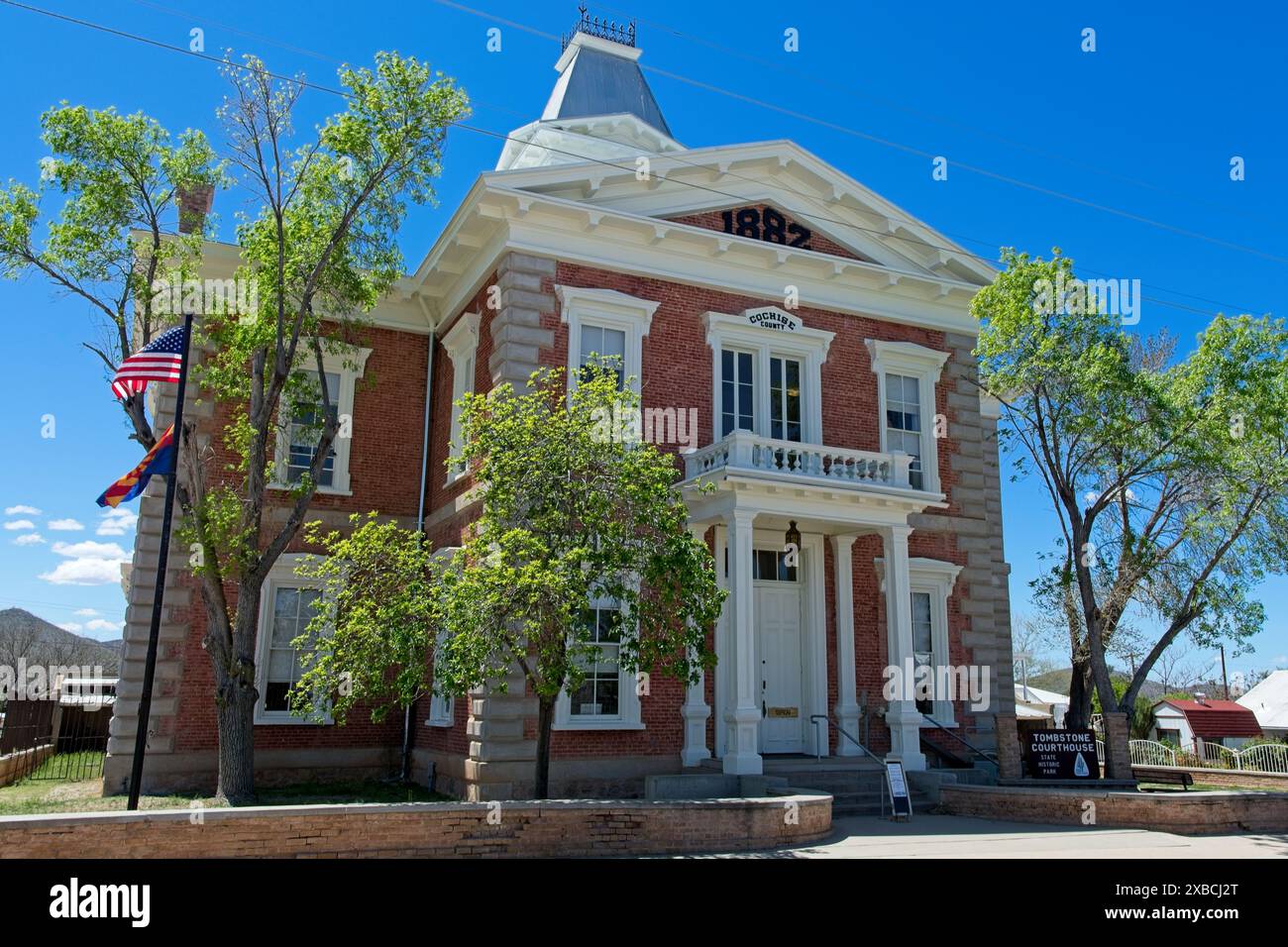 1882 altes Cochise County Courthouse im viktorianischen Stil in der Innenstadt von Tombstone Arizona – April 2024 Stockfoto