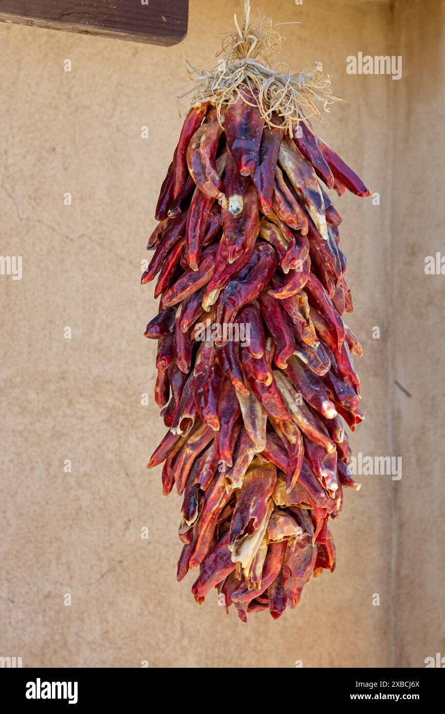 Hängende chiles-Ristra-Schnur aus getrockneten roten Chilischoten Stockfoto
