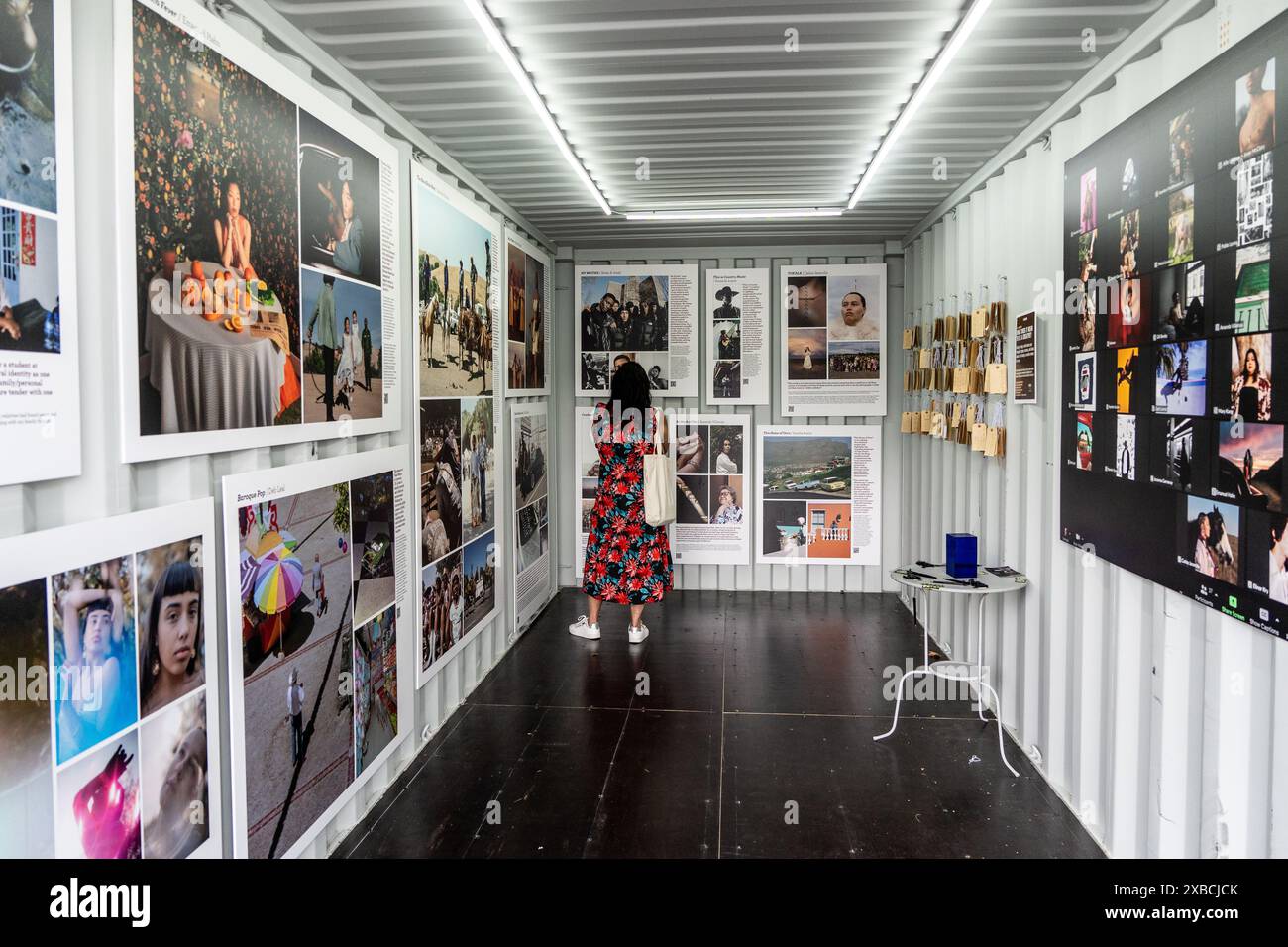 Brooklyn, Usa. Juni 2024. Fotoausstellung im Brooklyn Bridge Park in New York City. (Foto: Michael Brochstein/SIPA USA) Credit: SIPA USA/Alamy Live News Stockfoto