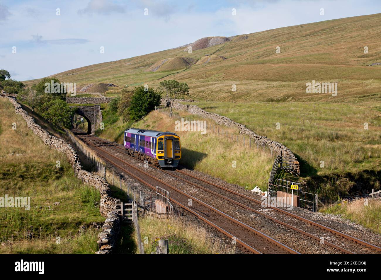 Dieselzug der Northern Rail Class 158, der das Südportal des Blea Moor Tunnels auf der Siedlung verlässt und zur Carlisle Railway, Yorkshire, Großbritannien, führt Stockfoto