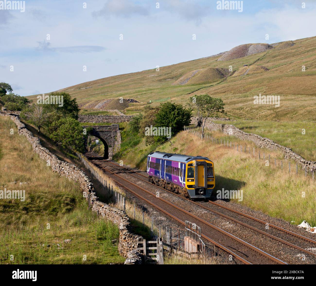 Dieselzug der Northern Rail Class 158, der das Südportal des Blea Moor Tunnels auf der Siedlung verlässt und zur Carlisle Railway, Yorkshire, Großbritannien, führt Stockfoto