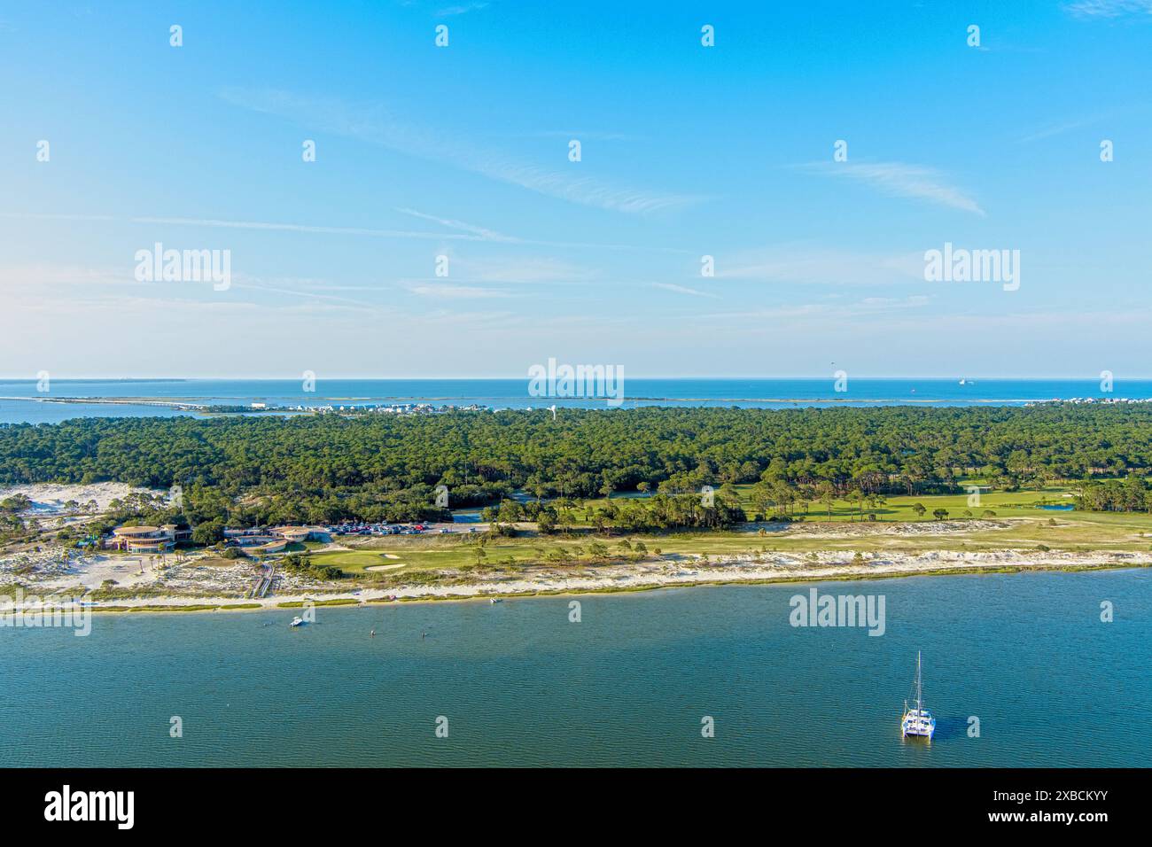 Aus der Vogelperspektive auf Pelican Cove und den Strand auf Dauphin Island, Alabama Stockfoto