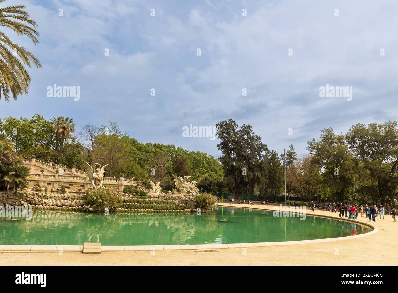 Barcelona, ​​Spain - 2. Mai 2024, Steindrachen am Teich am Brunnen des Ciutadella Parks, Katalonien, Spanien Stockfoto