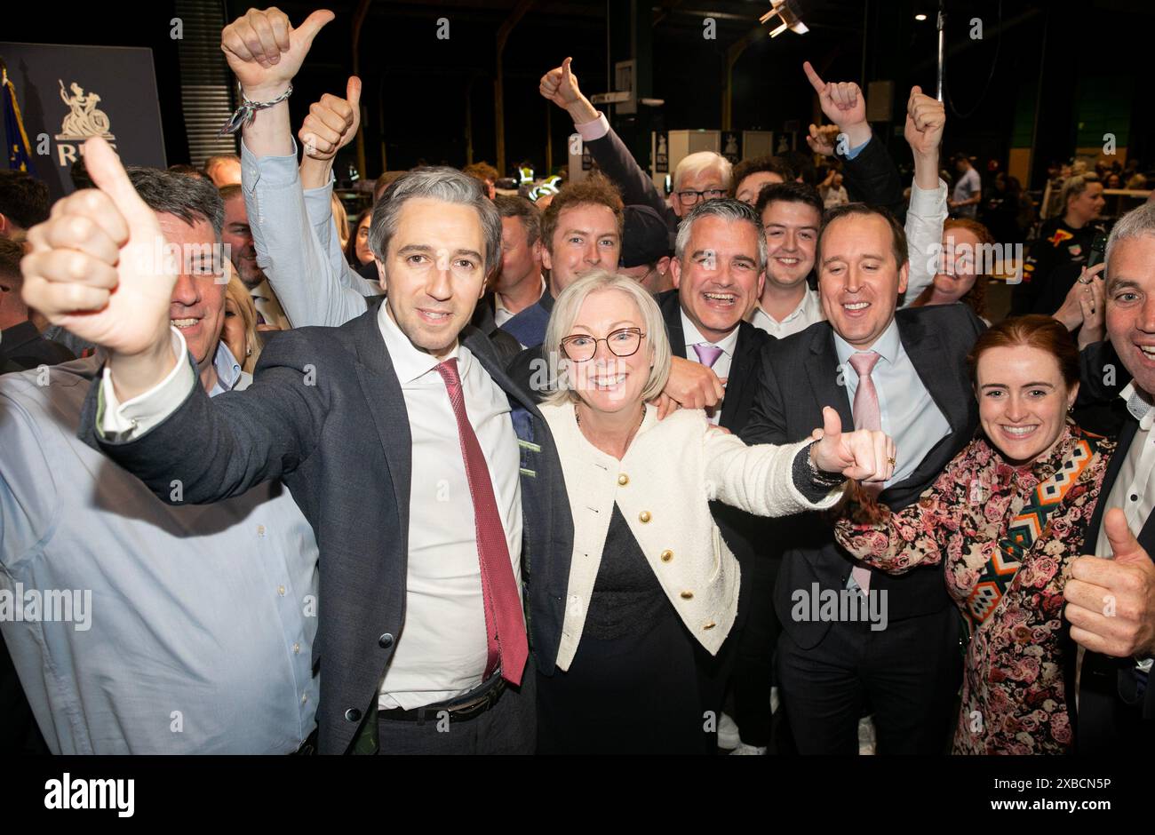 Taoiseach Simon Harris TD mit der europäischen Fine-Gael-Kandidatin Regina Doherty, nachdem sie im RDS-Zählzentrum in Dublin zum Abgeordneten des Dubliner Wahlkreises gewählt wurde. Bilddatum: Dienstag, 11. Juni 2024. Stockfoto