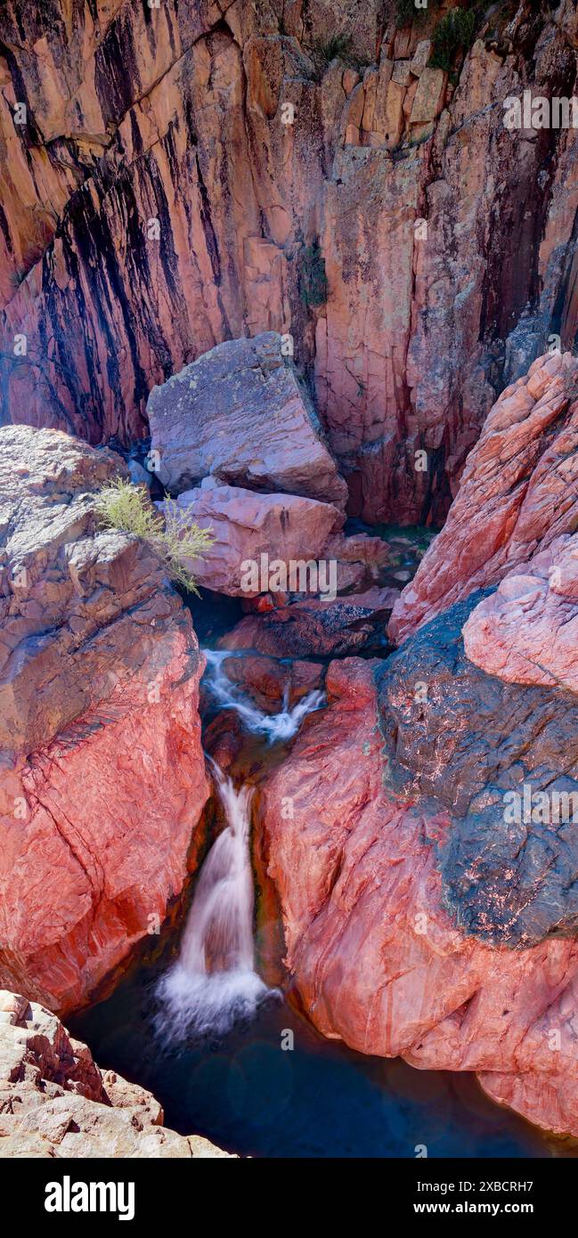 Wundervolle Wasserfälle entlang des herrlichen Water Wheel Falls Wander Trail in der Nähe von Peyson, Arizona (USA). Verführerisch, Erstaunlich, Atemberaubend, Fesselnd, Stockfoto
