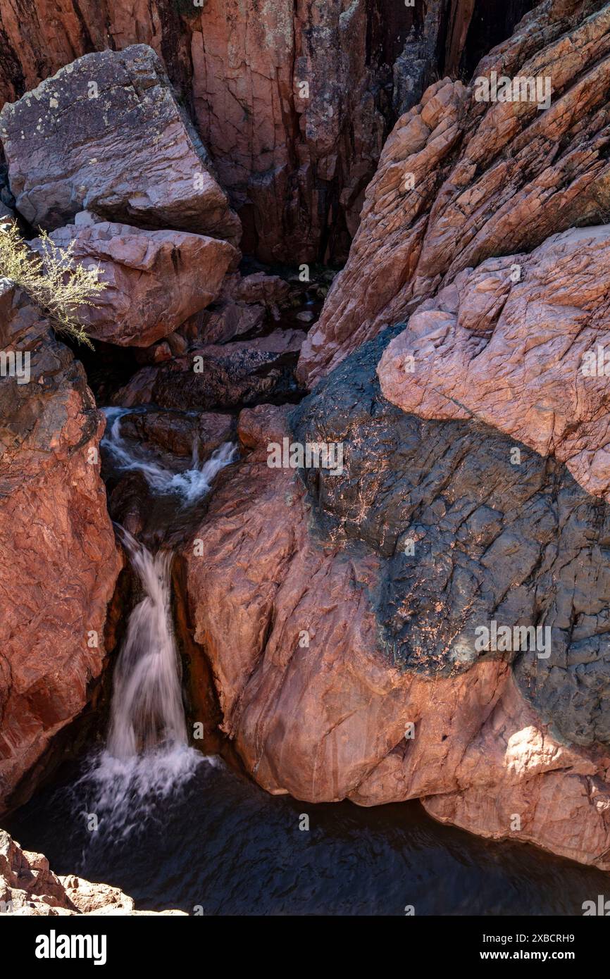 Wundervolle Wasserfälle entlang des herrlichen Water Wheel Falls Wander Trail in der Nähe von Peyson, Arizona (USA). Verführerisch, Erstaunlich, Atemberaubend, Fesselnd, Stockfoto