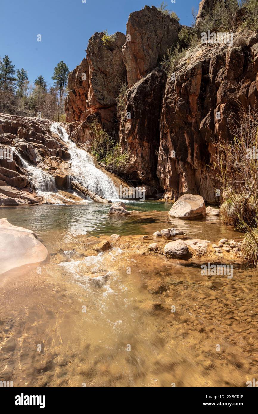 Wundervolle Wasserfälle entlang des herrlichen Water Wheel Falls Wander Trail in der Nähe von Peyson, Arizona (USA). Verführerisch, Erstaunlich, Atemberaubend, Fesselnd, Stockfoto