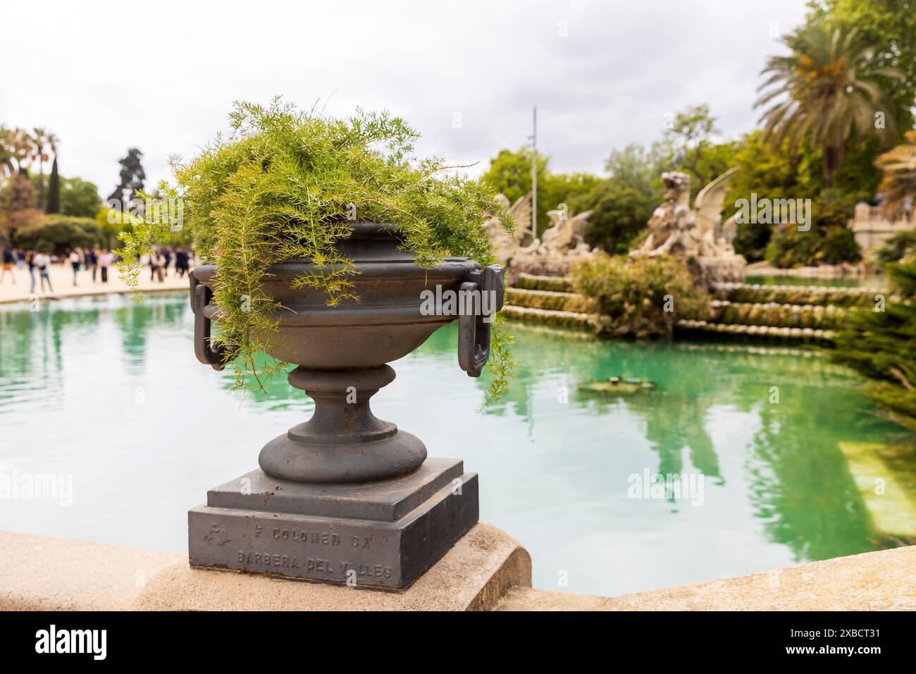 Barcelona, ​​Spain - 2. Mai 2024, Steinvase neben der Skulptur von Steinpferden am Brunnen des Ciutadella-Parks, Katalonien, Spanien Stockfoto