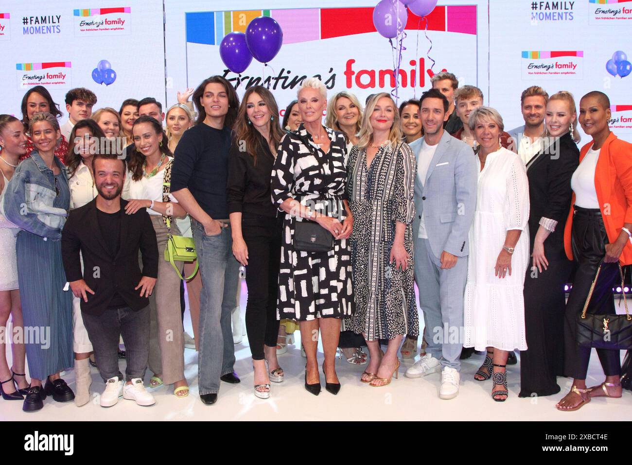 Finale auf der Buehne mit Mathias Mester, Damian Hurley, Elizabeth Hurley, Brigitte Nielsen, Frauke Ludowig, Elisabeth Roehm, Marcel Remus, Silke Remu Stockfoto