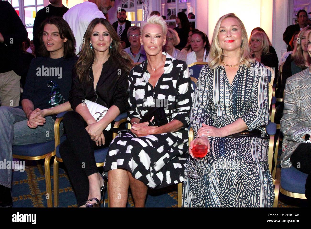 Damian Hurley, Elizabeth Hurley, Brigitte Nielsen und Elisabeth Roehm bei der „Ernsting's Family Fashionshow“ am 11.06.2024 in Hamburg Stockfoto