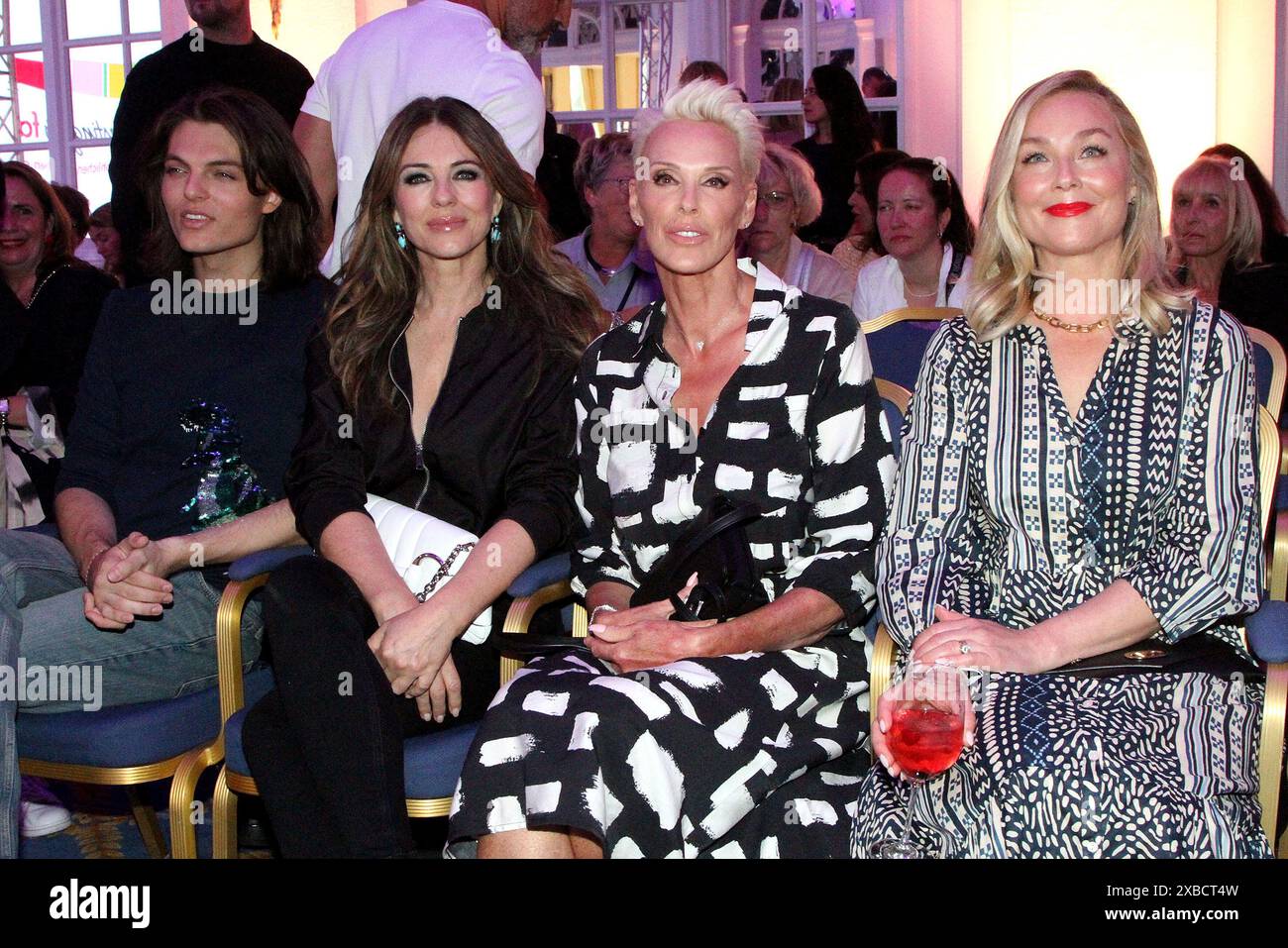 Damian Hurley, Elizabeth Hurley, Brigitte Nielsen und Elisabeth Roehm bei der „Ernsting's Family Fashionshow“ am 11.06.2024 in Hamburg Stockfoto
