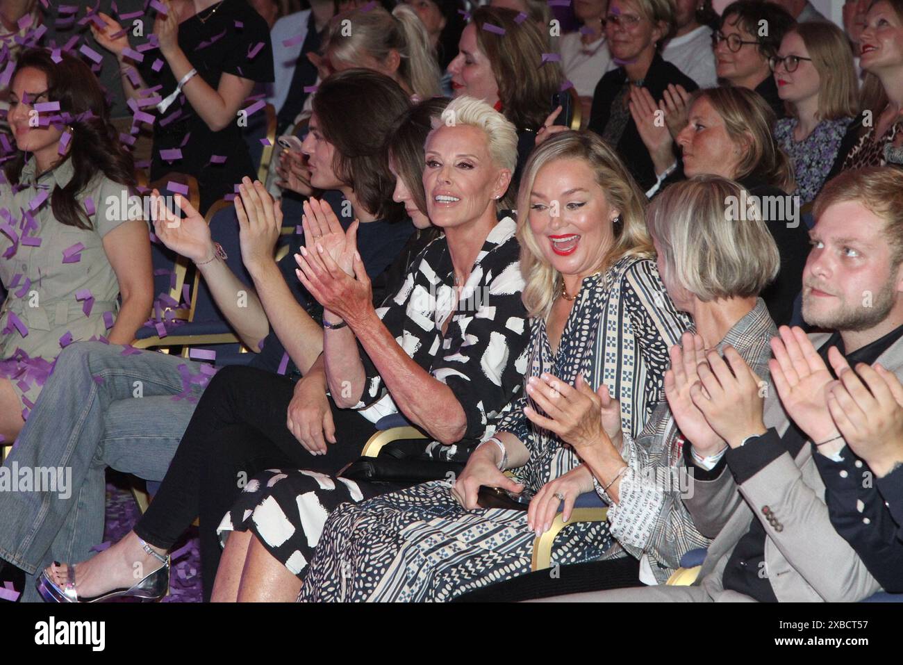 Damian Hurley, Brigitte Nielsen und Elisabeth Roehm bei der „Ernsting's Family Fashionshow“ am 11.06.2024 in Hamburg Stockfoto