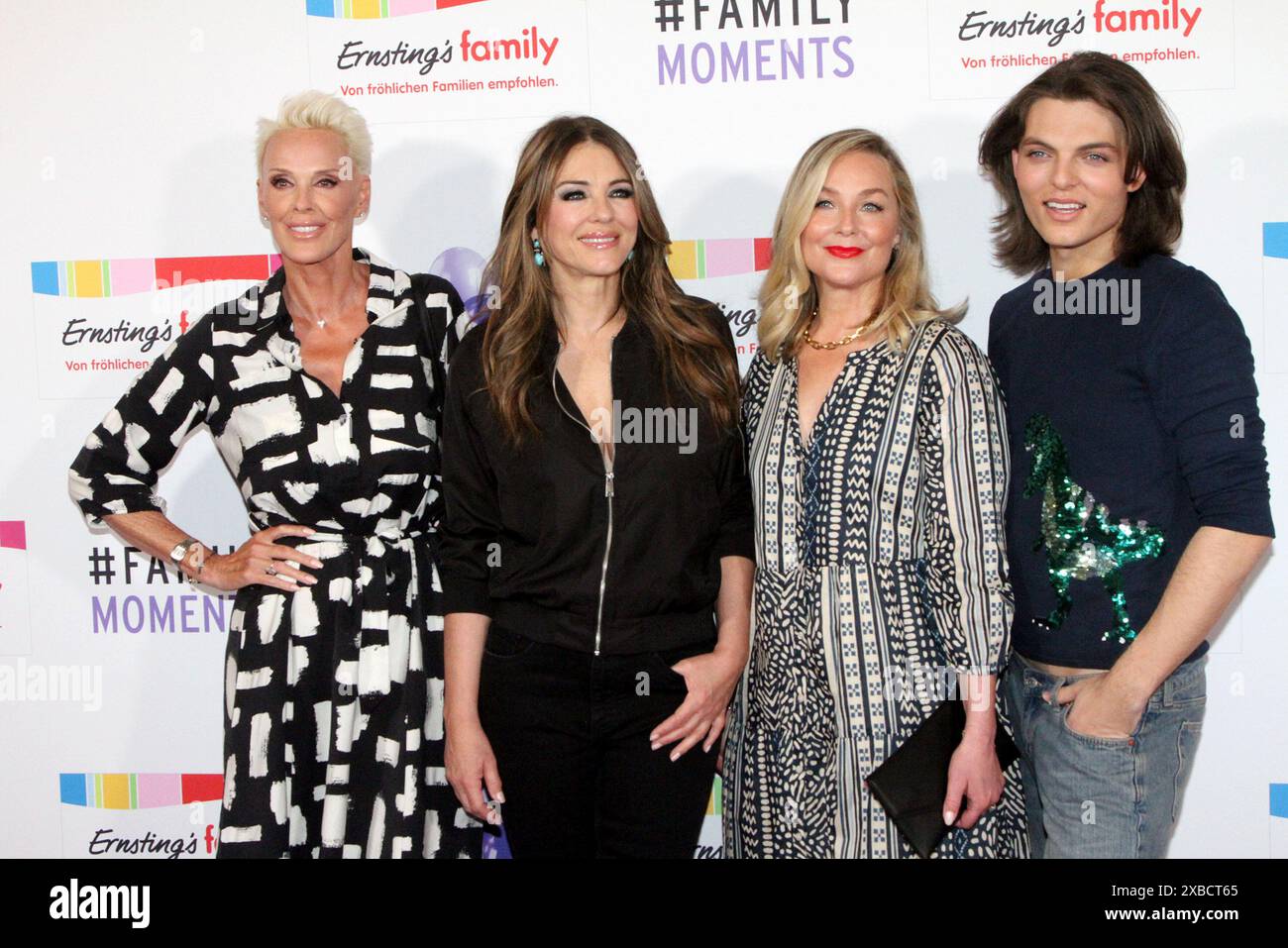 Brigitte Nielsen, Elizabeth Hurley, Elisabeth Roehm und Damian Hurley bei der „Ernsting's Family Fashionshow“ am 11.06.2024 in Hamburg Stockfoto