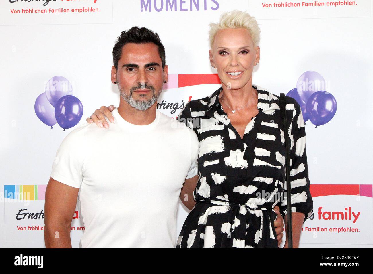 Brigitte Nielsen und ihr Ehemann Mattia Dessi bei der 'Ernsting's Family Fashionshow' am 11.06.2024 in Hamburg Stockfoto