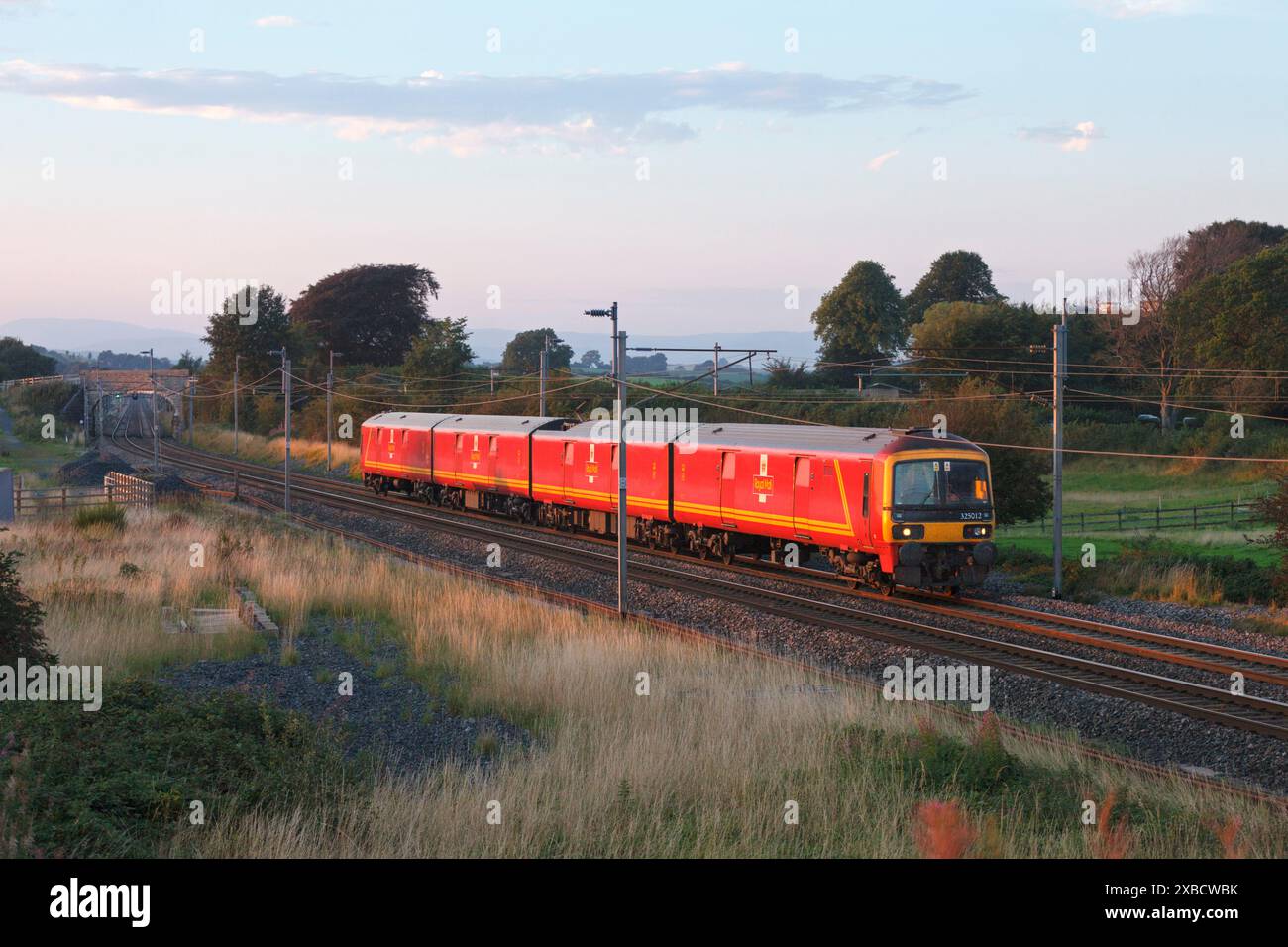 DB Cargo Betrieb den Postzug Royal Mail der Baureihe 325 auf der Hauptstrecke der Westküste in Cumbria Stockfoto