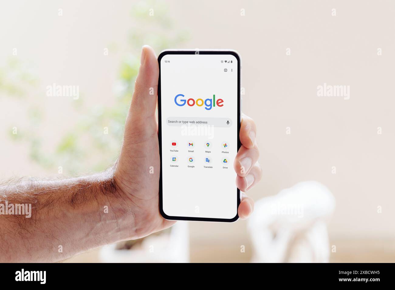 Die Hand des Mannes zeigt die Google-Suchmaschine auf dem Handy-Bildschirm. Die größte Suchmaschine im Internet. Rosario, Argentinien - 6. Juni 2024. Stockfoto