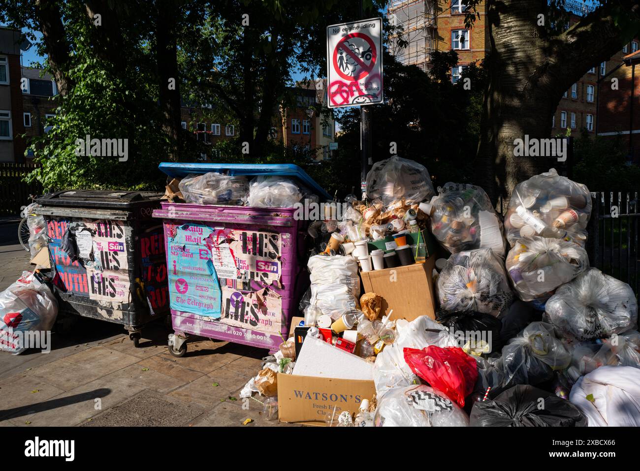 Müll wartet auf Sammlung in Tower Hamlets, London E2 Stockfoto