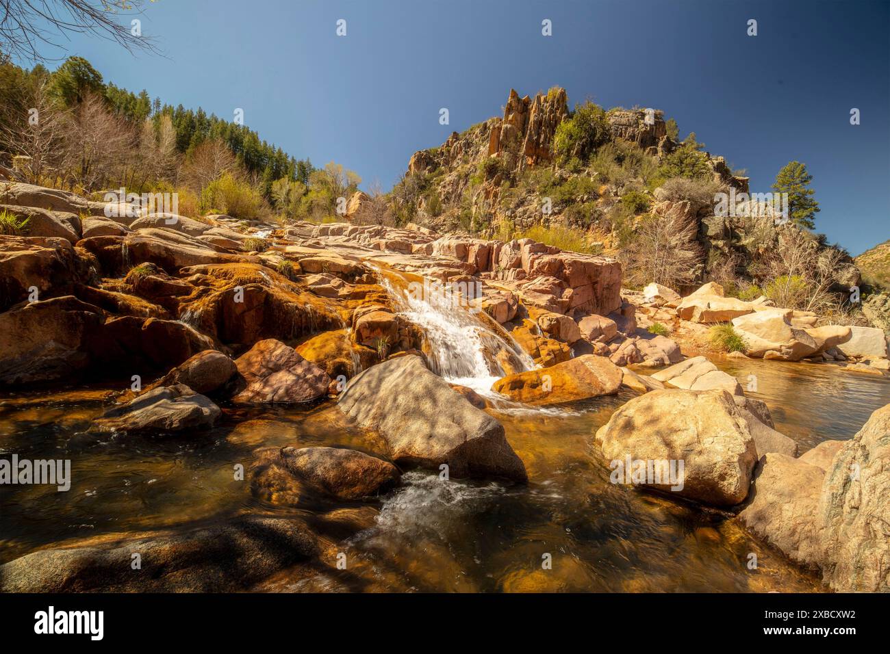 Wundervolle Wasserfälle entlang des herrlichen Water Wheel Falls Wander Trail in der Nähe von Peyson, Arizona (USA). Verführerisch, Erstaunlich, Atemberaubend, Fesselnd, Stockfoto