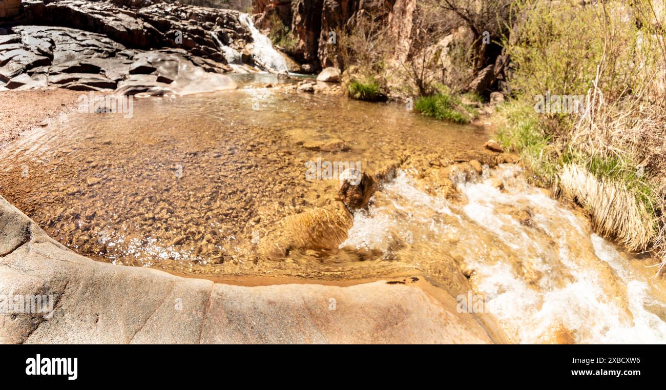 Wundervolle Wasserfälle entlang des herrlichen Water Wheel Falls Wander Trail in der Nähe von Peyson, Arizona (USA). Verführerisch, Erstaunlich, Atemberaubend, Fesselnd, Stockfoto