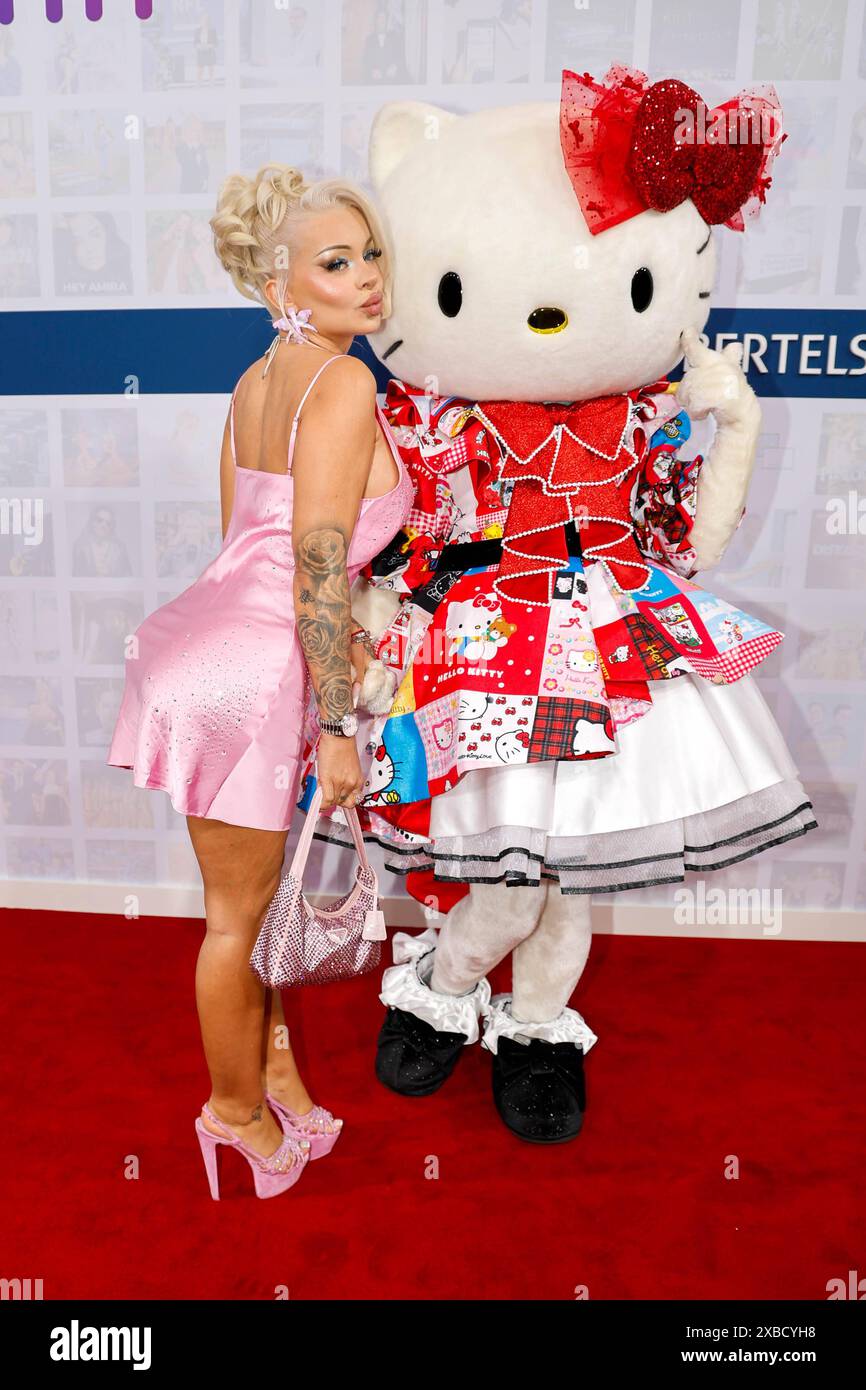 Katja Krasavice mit Hello Kitty bei der Bertelsmann Sommerparty in der Bertelsmann Repräsentanz Berlin. *** Katja Krasavice mit Hello Kitty bei der Bertelsmann Sommerparty in der Bertelsmann Repräsentanz Berlin Stockfoto