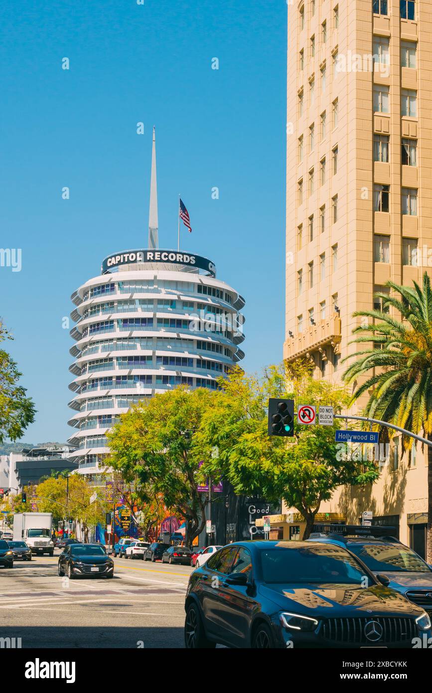 Los Angeles, Kalifornien, USA - 26. April 2023. Das Capitol Records Building, auch bekannt als Capitol Records Tower, ein 13-stöckiges Turmgebäude in Hol Stockfoto
