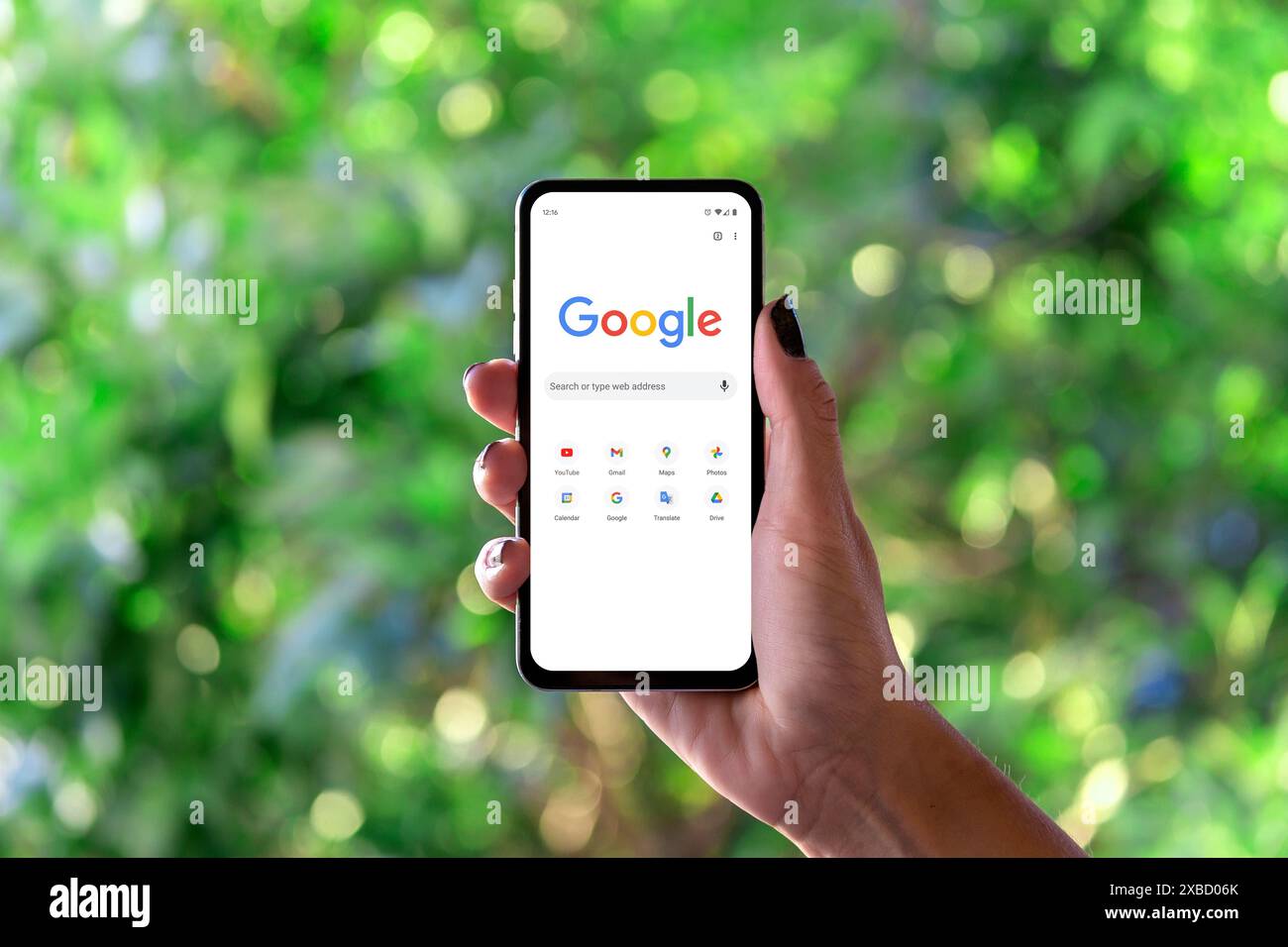 Hand einer Frau, die Google-Suchmaschine auf dem Handy-Bildschirm zeigt. Die größte Suchmaschine im Internet. Rosario, Argentinien - 6. Juni 2024. Stockfoto